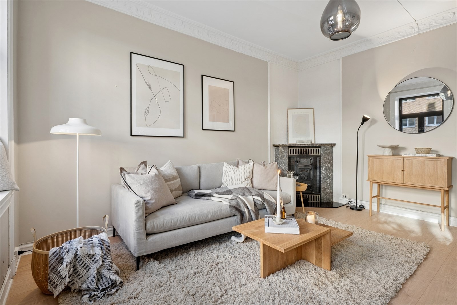 Dette er en gjennomgående 2-roms leilighet med klassiske detajer som god takhøyde og stukatur, samt en hjemmekoselig peisovn. Galleribilde