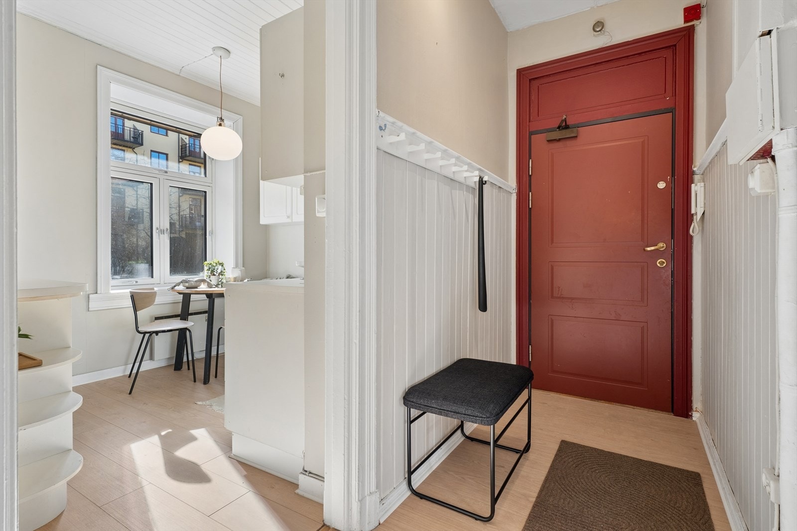 I entréen er det mulighet til å henge fra seg yttertøy Galleribilde