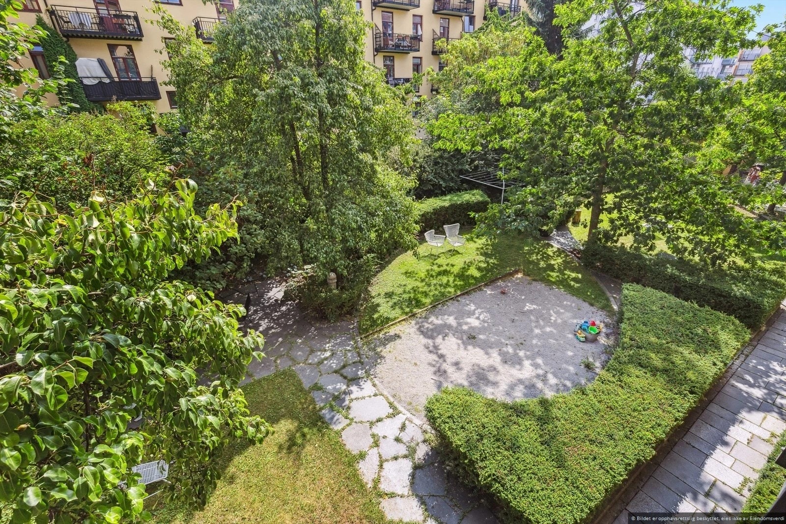 Sommerbilde av den flotte bakgården! Galleribilde