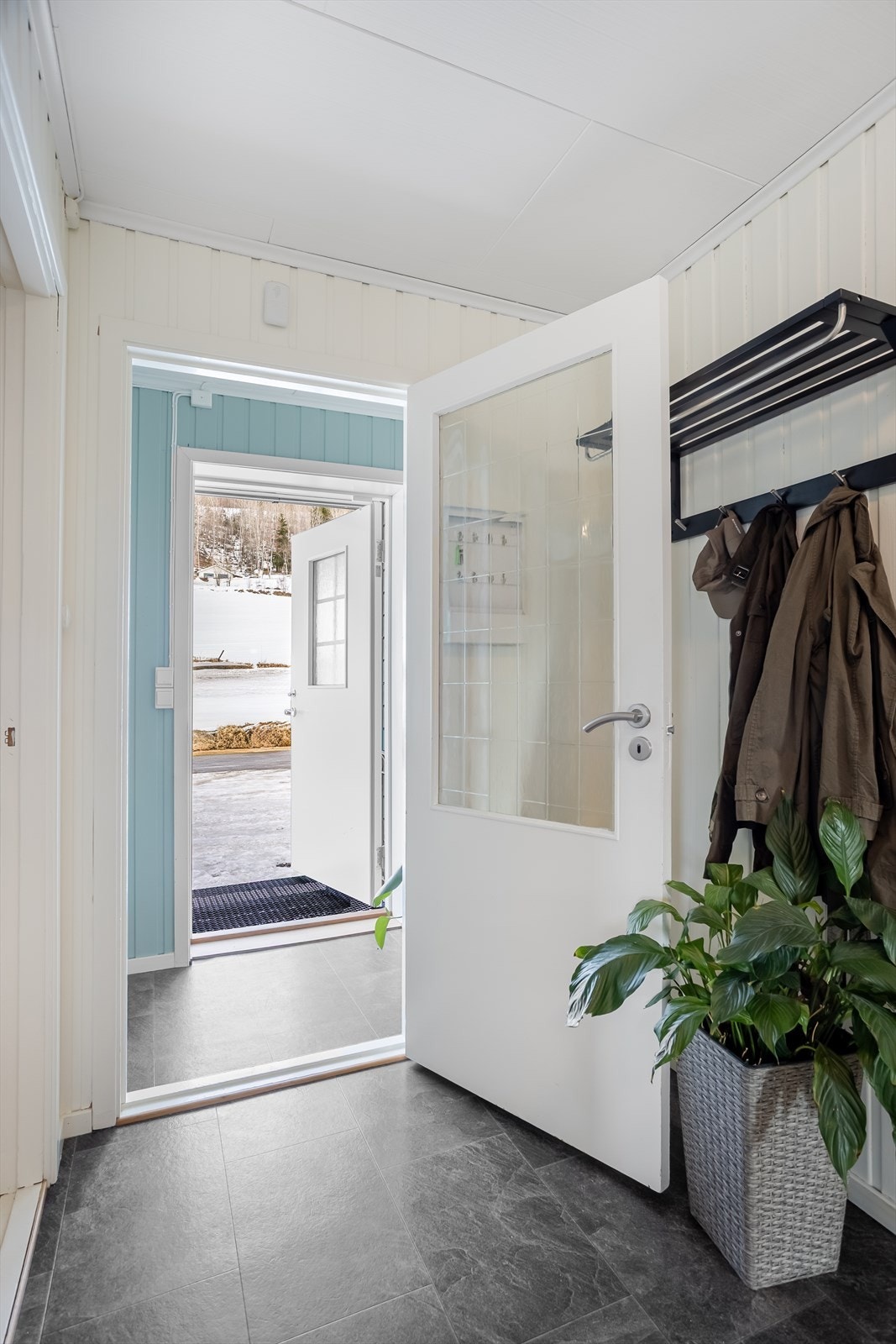 Entré med plass til å henge fra seg yttertøy. Ytterdøren er fra 2013. Galleribilde