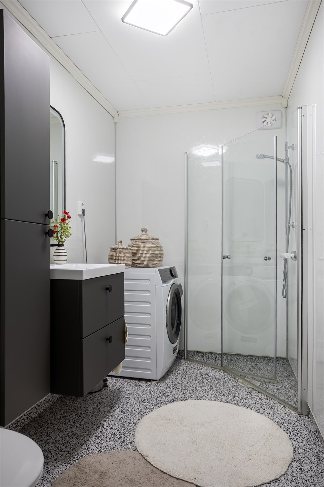 Badet ble pusset opp i 2024 med våtromsbelegg på gulv og baderomsplater på veggene. Galleribilde