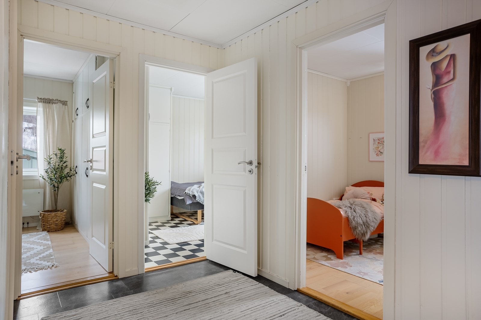 Gangarealet skiller soverommene fra hverandre og gir en privat sone i boligen. Galleribilde