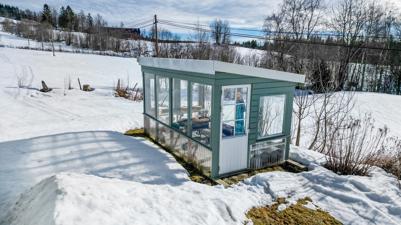 På tomten er det også et drivhus på 8 m², perfekt for den med grønne fingre. Galleribilde