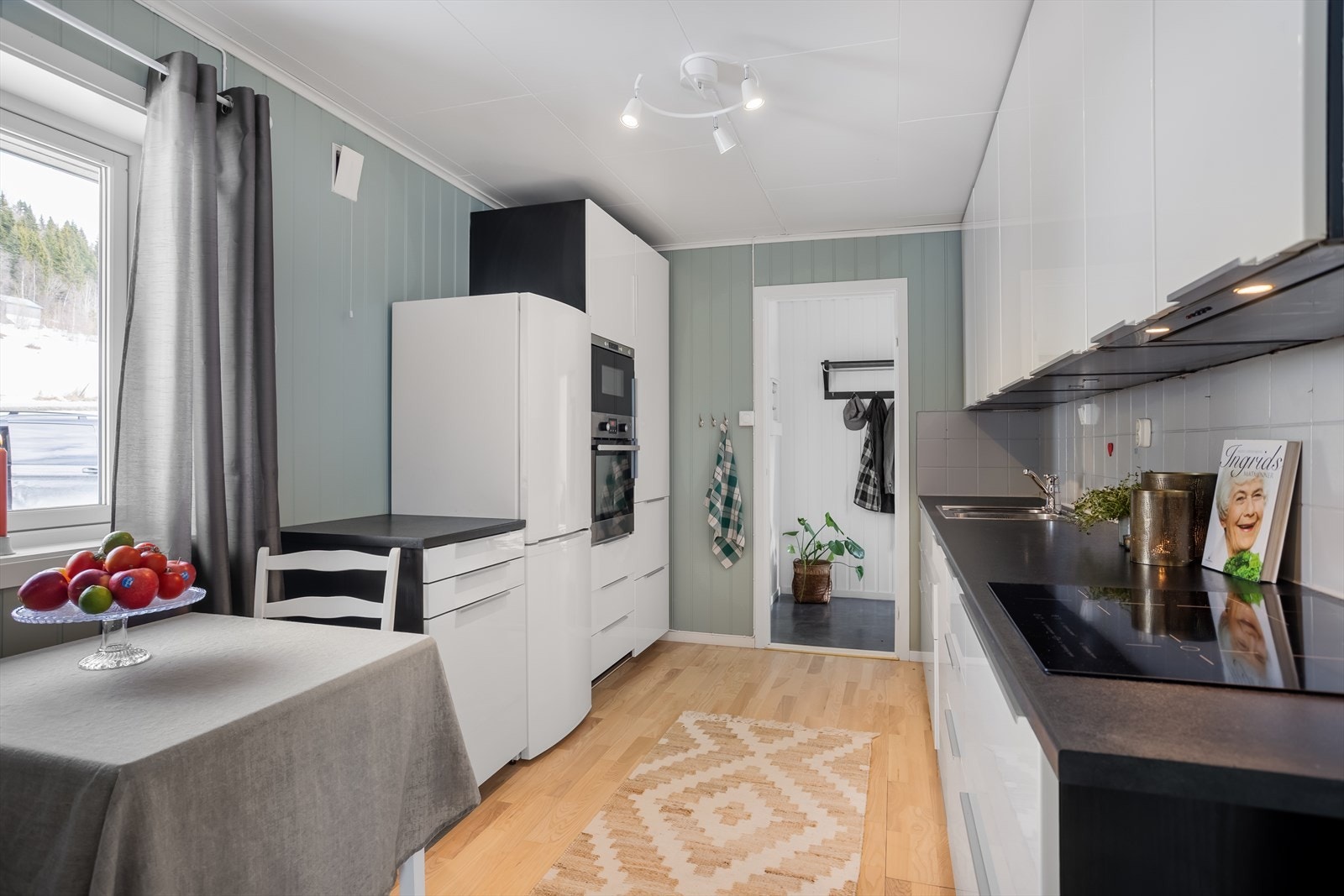 Det er også integrert oppvaskmaskin og avsatt plass til kjøleskap. Innredningen er fra 2013. Galleribilde