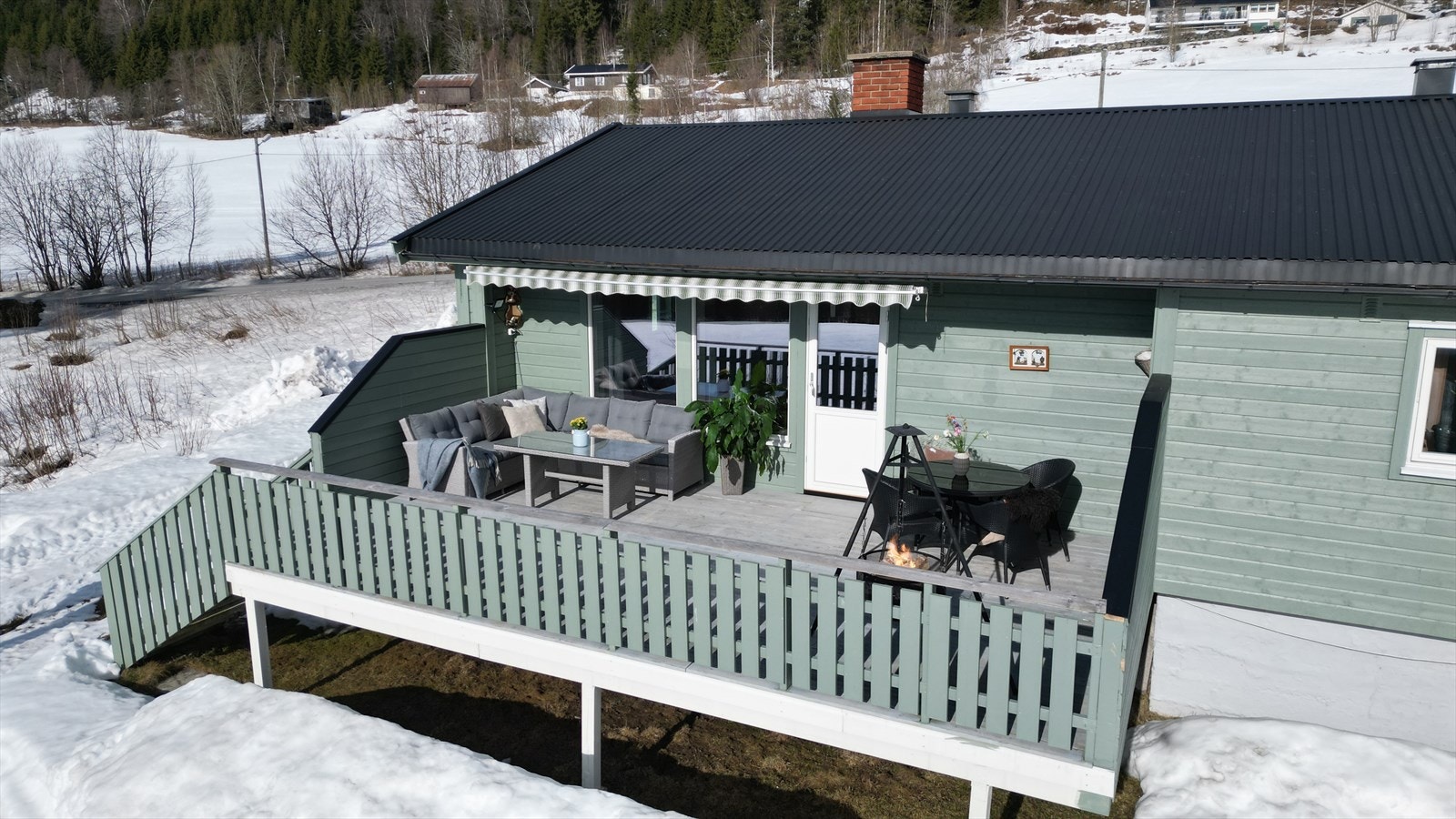 Verandaen på 27 m² er oppført i trekonstruksjoner og har levegger på kortsidene - et hyggelig uterom! Galleribilde