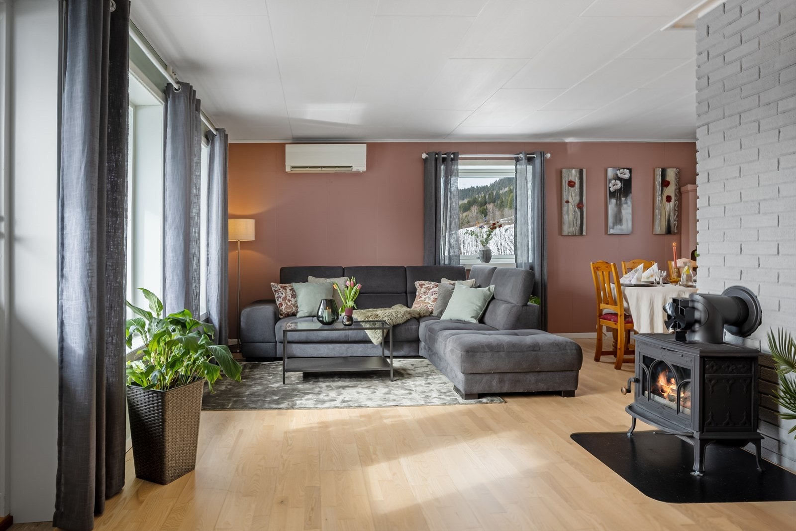 Stuen har en åpen og luftig atmosfære med god plass til å innrede etter eget ønske. Galleribilde