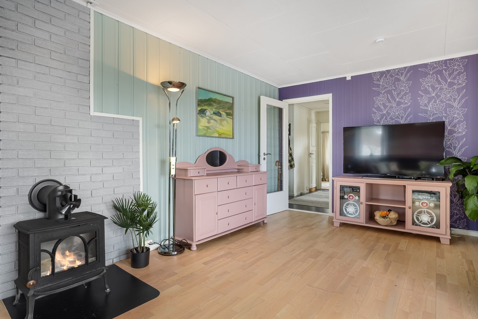 En egen TV-krok gir rom for adskilte soner i stuen. Galleribilde