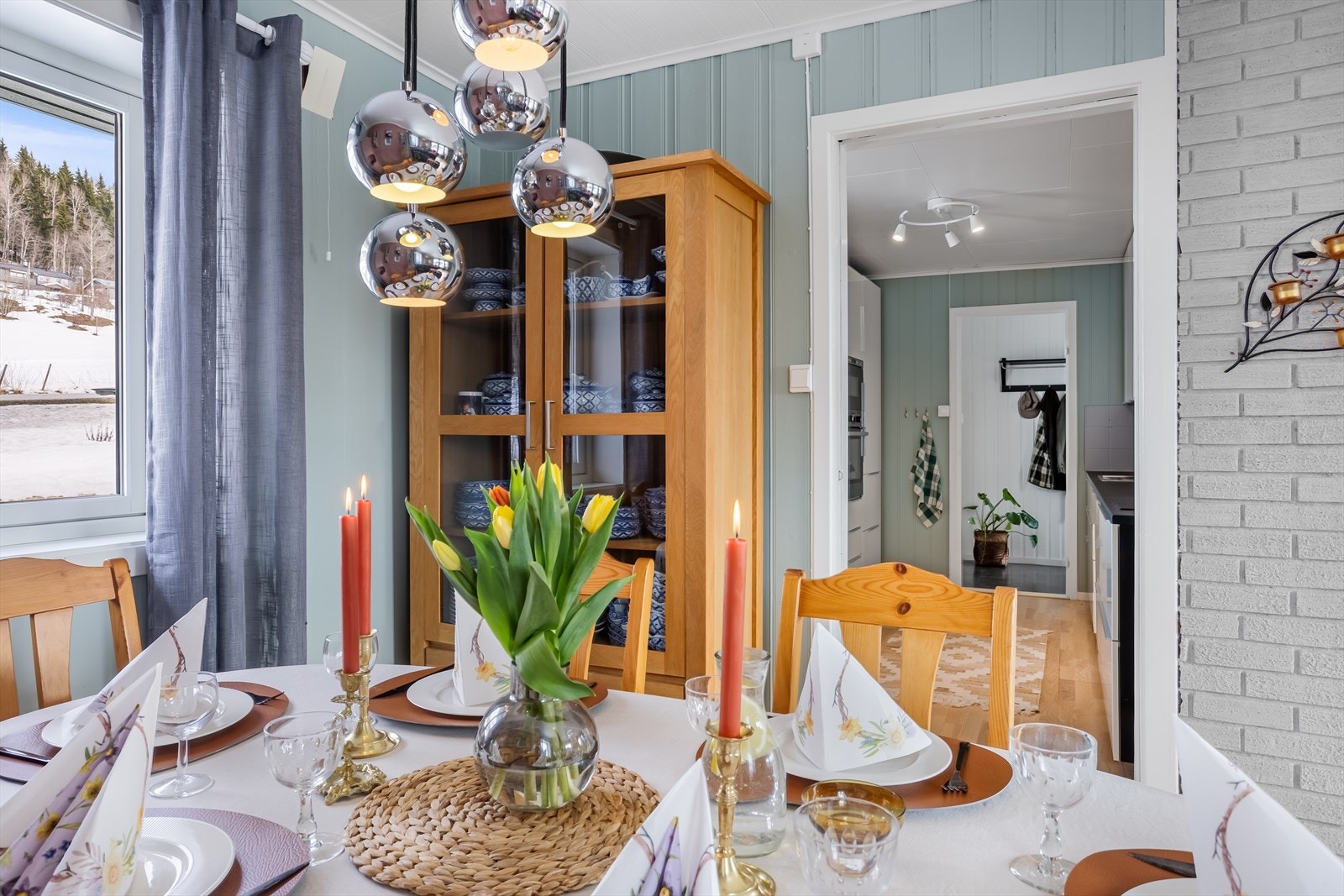 Fra spisestuen er det enkel tilgang til kjøkkenet. Galleribilde