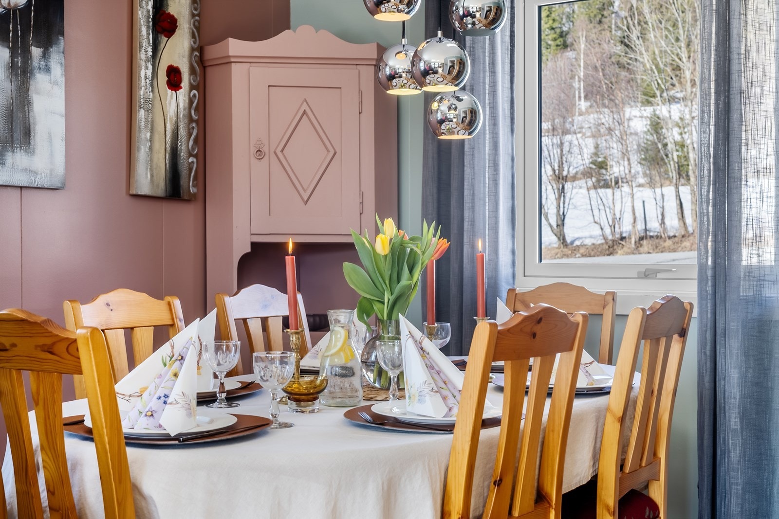 Vinduene i stuen er nye fastkarmvinduer med 3-lags glass fra 2024. Galleribilde