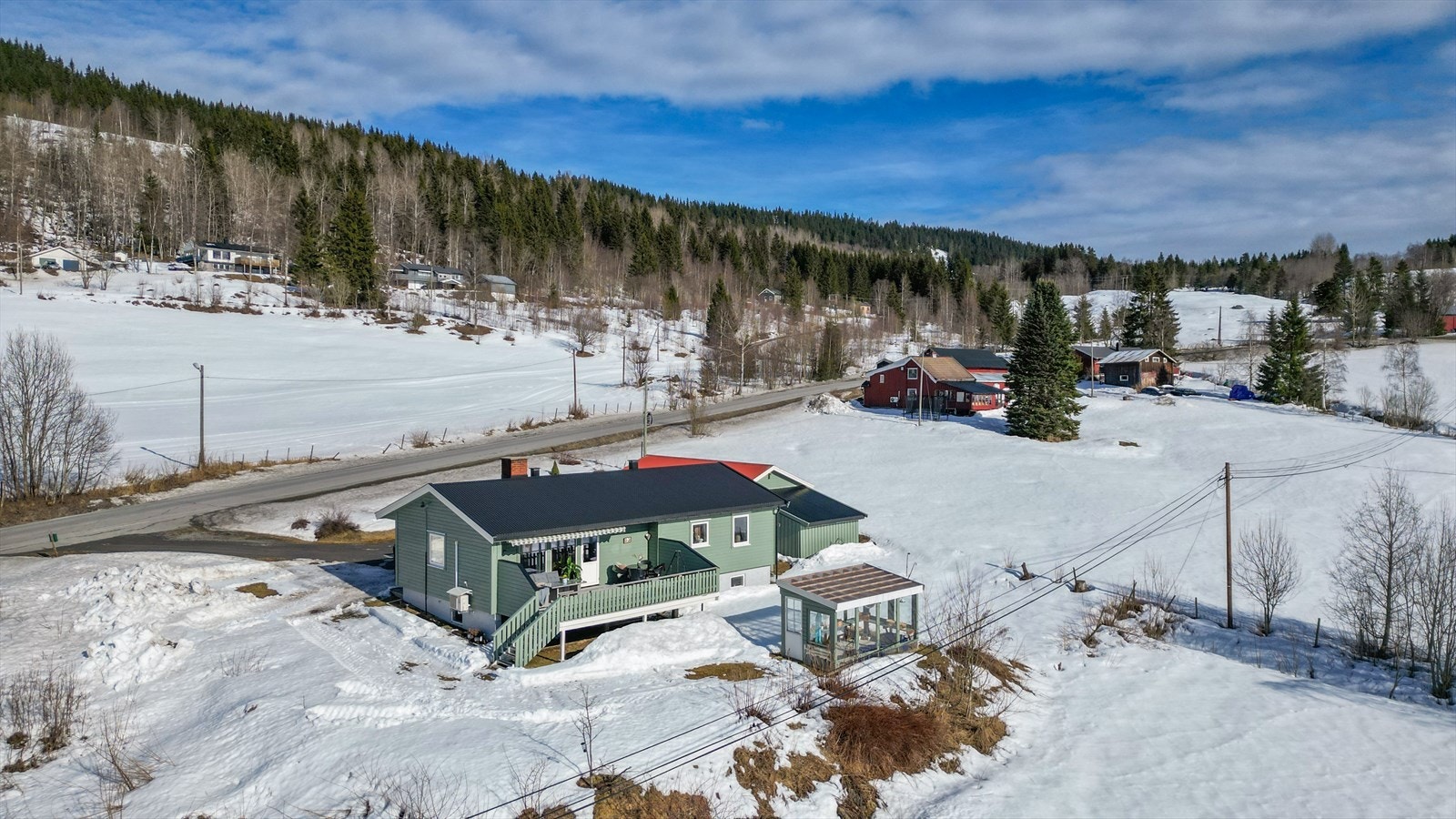 Boligen har en fin plassering på den store tomten, med en åpen utsikt over nærområdet. Galleribilde