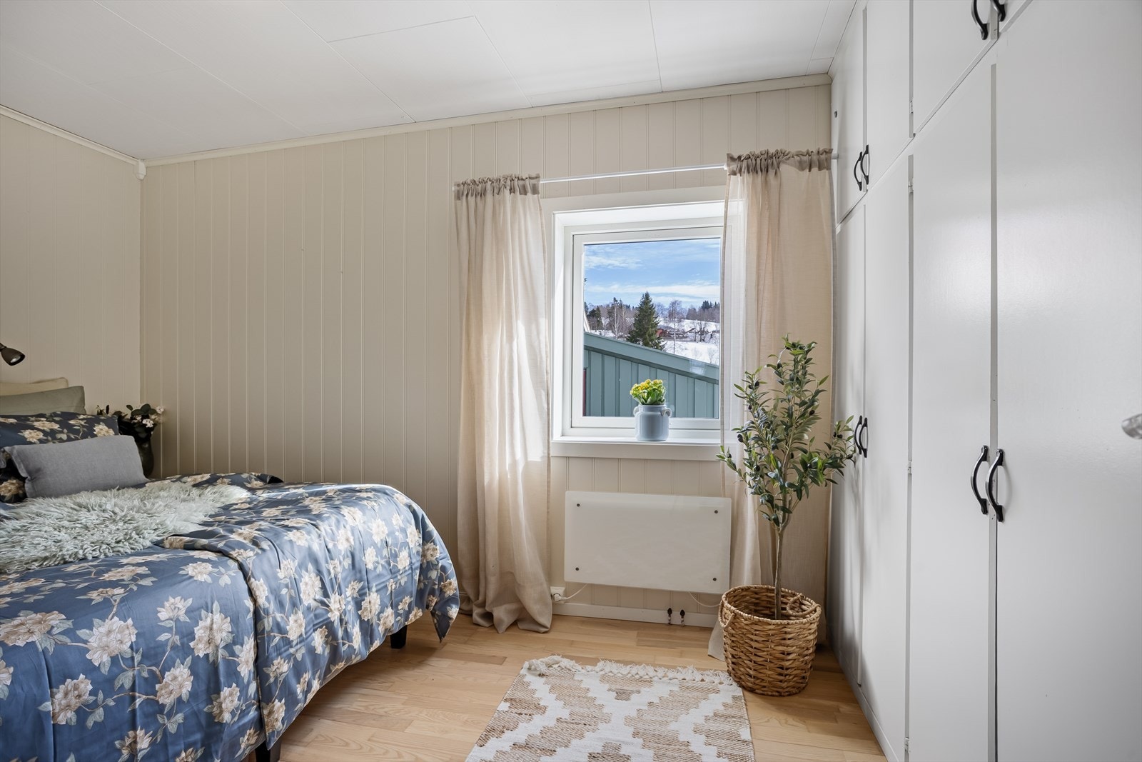 En hel vegg med garderobeskap gir rikelig med oppbevaringsplass. Galleribilde