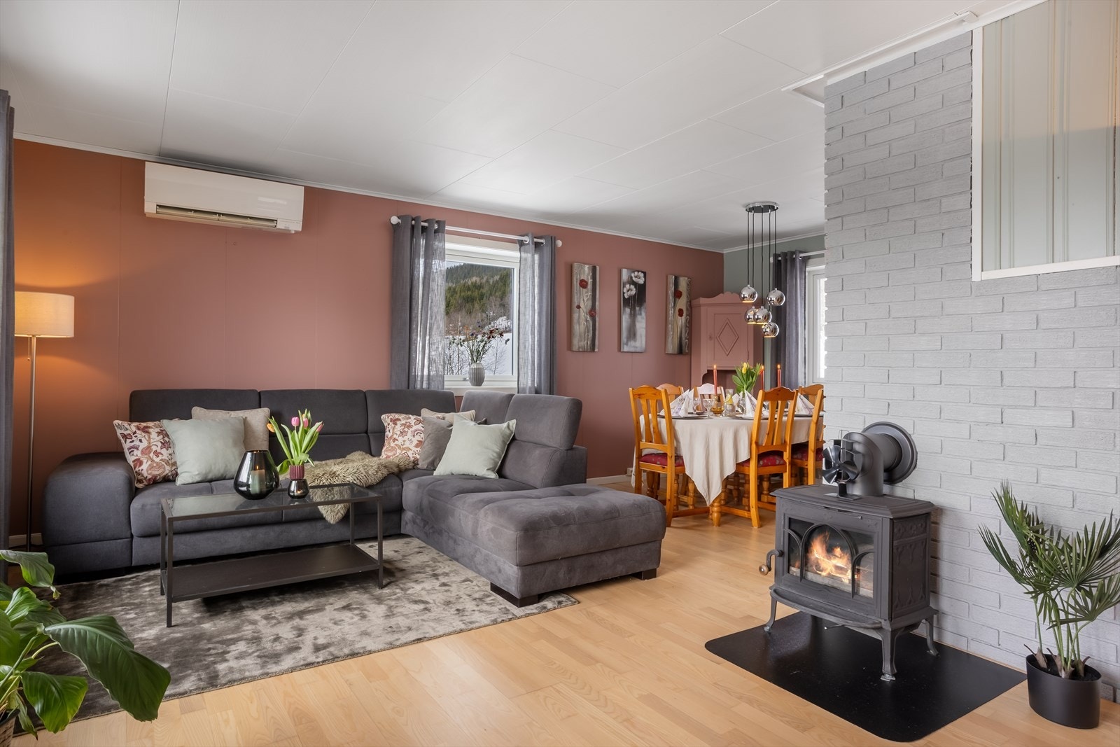 Stuen samler alle funksjoner med plass til sofakrok, spiseplass og peiskos. Galleribilde