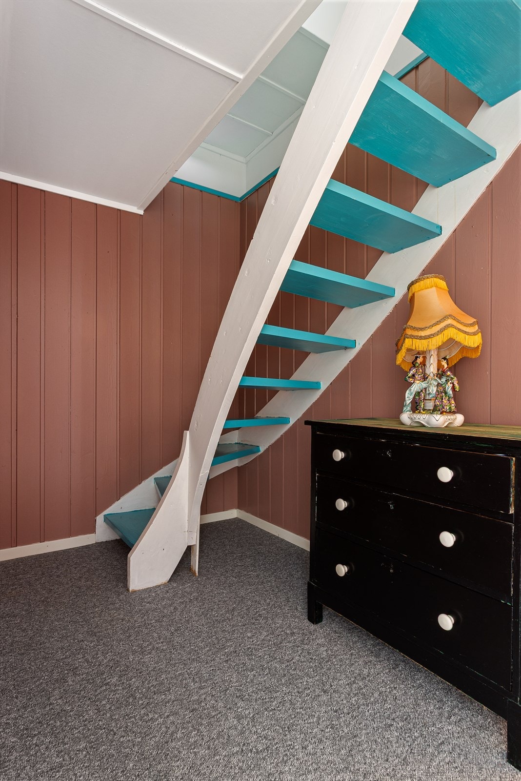 Adkomst til underetasjen med intern trapp - praktisk og god flyt mellom etasjene. Galleribilde