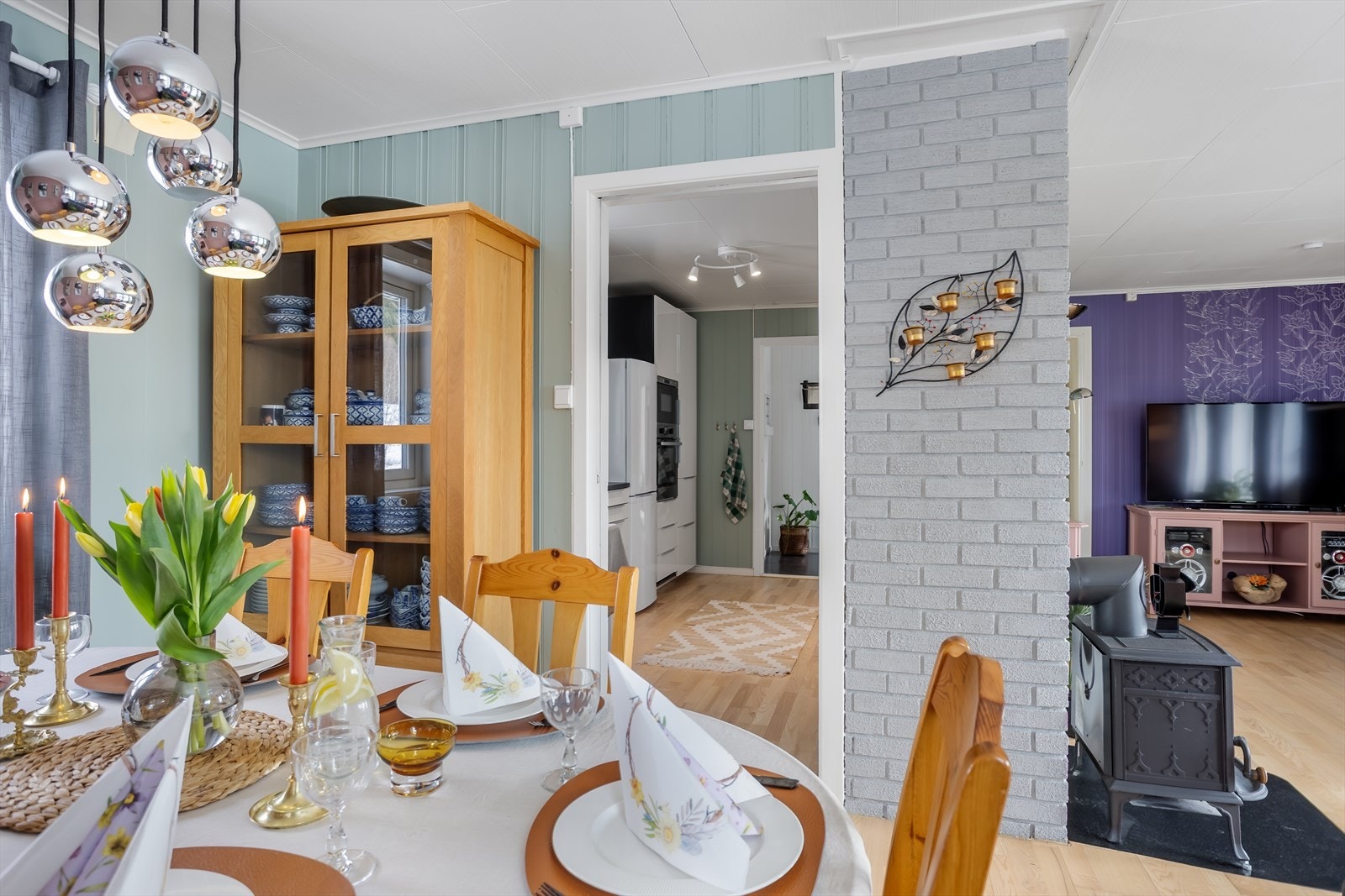 En vedovn tilknyttet teglsteinspipen gir ekstra varme og hygge på kalde dager. Galleribilde