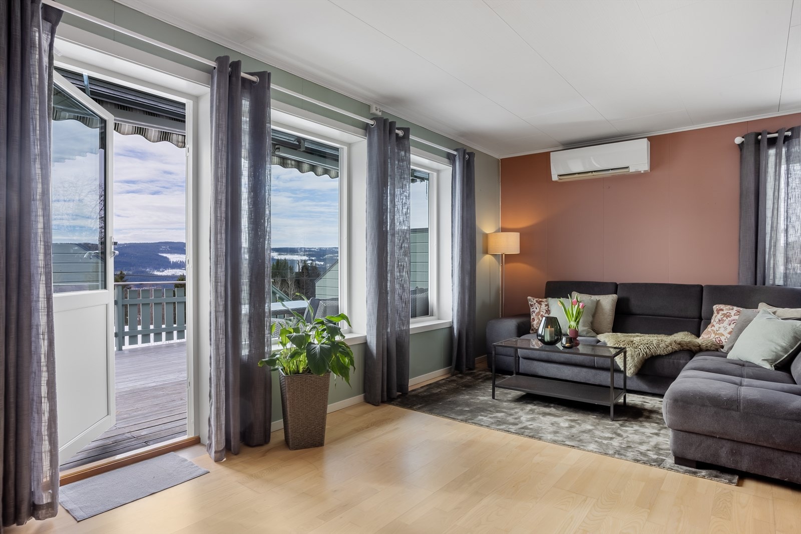 Utgang til en 27 m² stor veranda med flott utsikt! Verandadøren er ny, fra 2024. Galleribilde