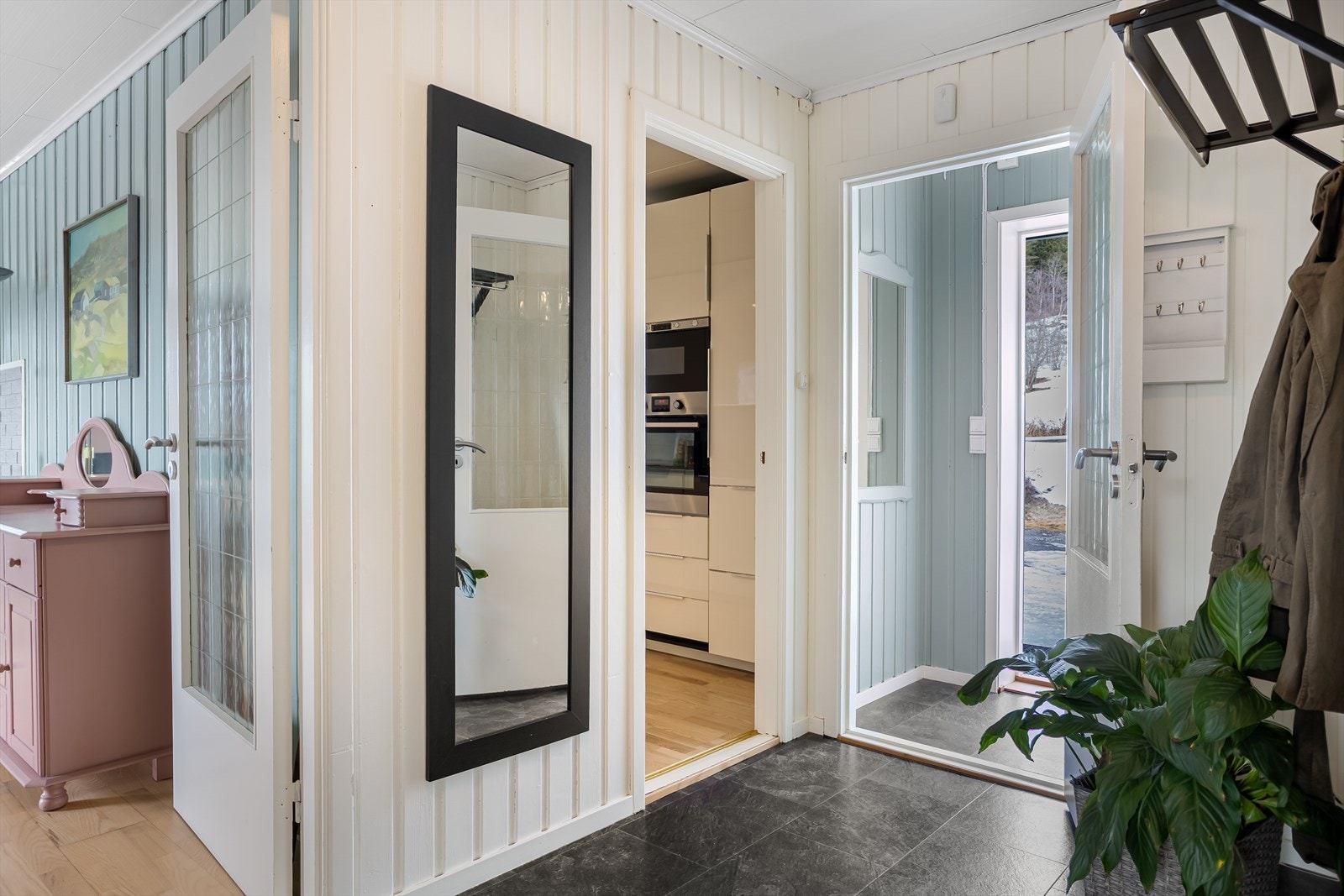 Gangen leder videre inn mot kjøkken og stue, og skaper en naturlig flyt i boligen. Galleribilde