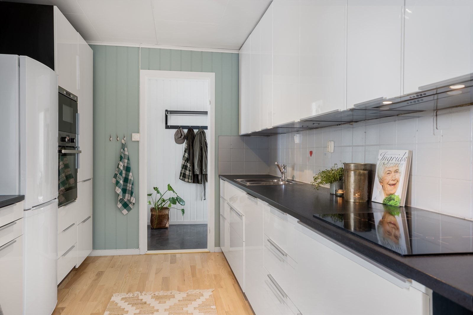 Godt med skap- og benkeplass. Kjøkkenet er utstyrt med integrert platetopp, komfyr og mikrobølgeovn. Galleribilde