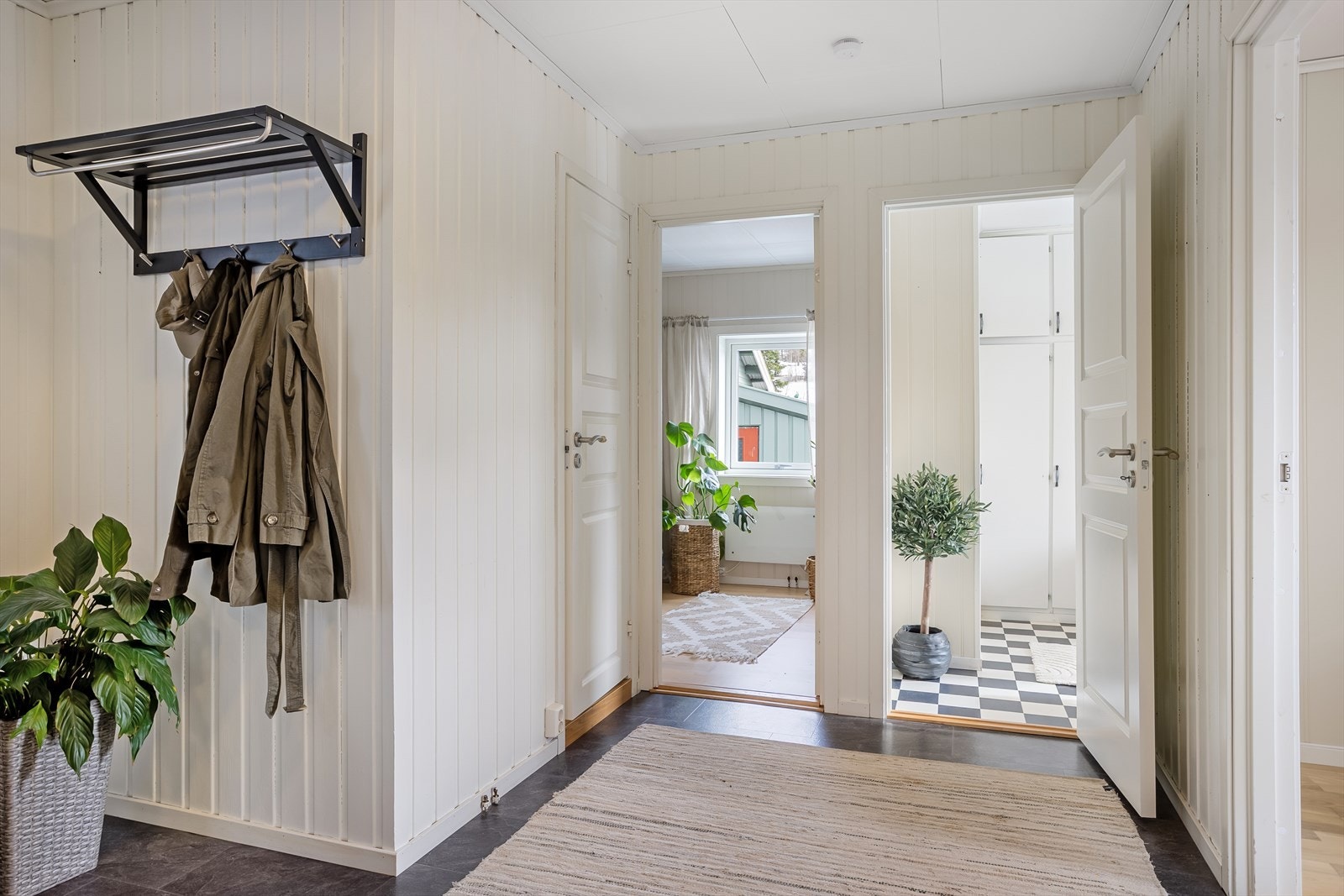 Fra gangen er det adkomst til boligens tre soverom og bad. Galleribilde