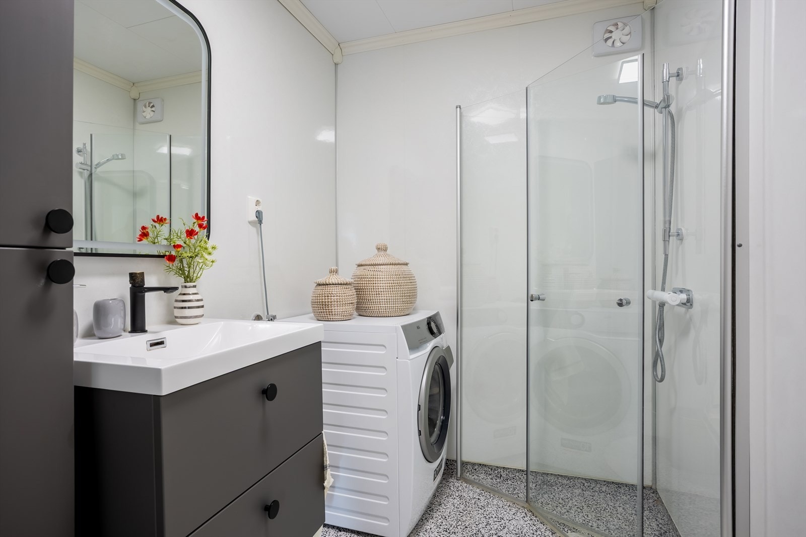 Her er det gulvvarme for økt komfort, og dusjhjørne med innfellbare dører i herdet glass. Galleribilde