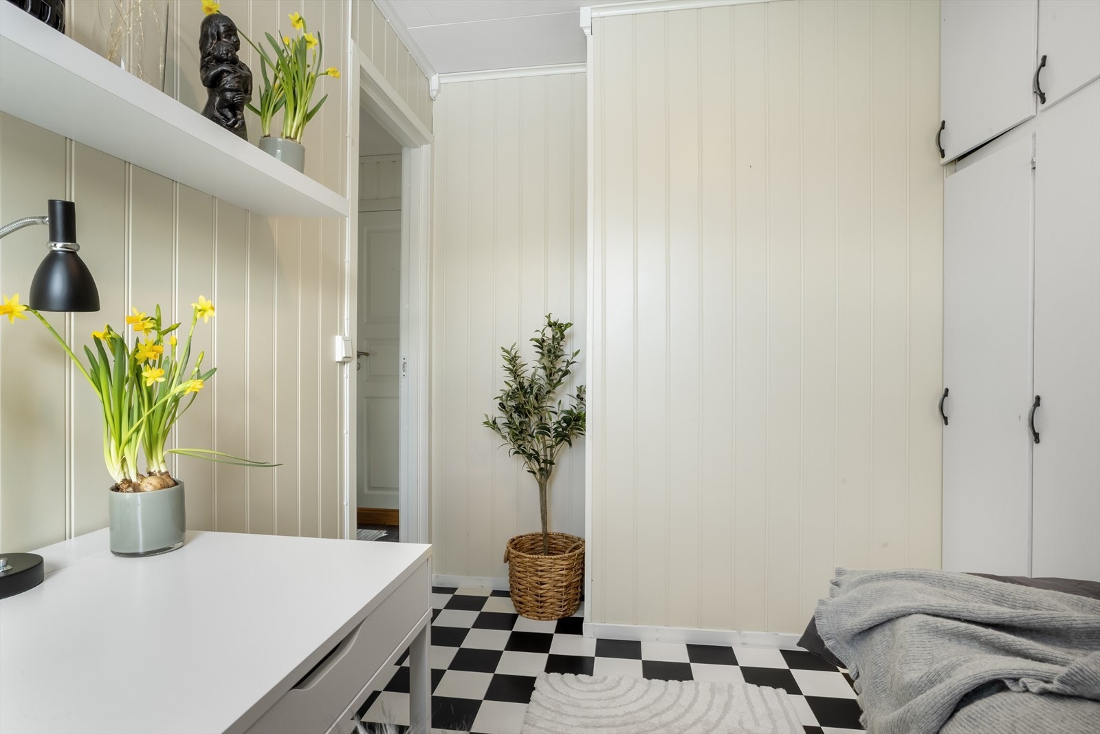 Godt med garderobeplass på soverommet. Galleribilde