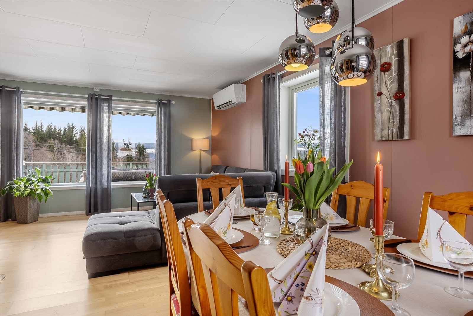 Stuen er romslig og har plass til både spisebord og en separat sofagruppe. Galleribilde