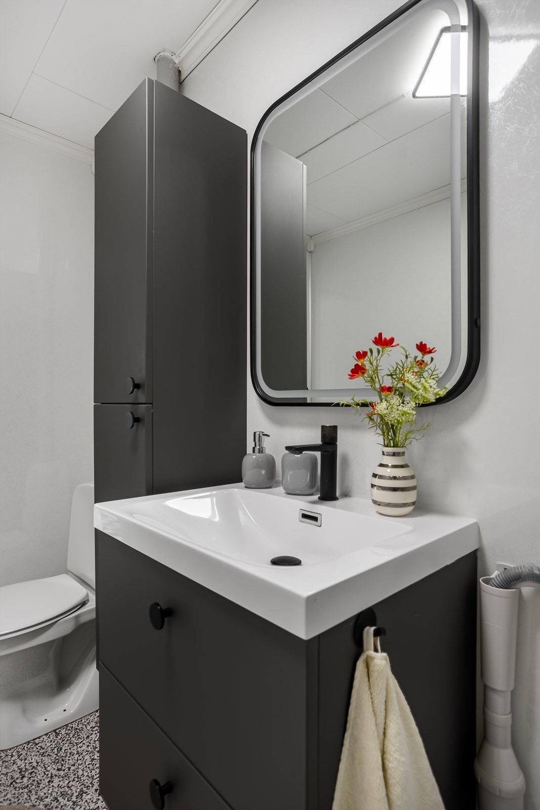 Ventilasjon via elektrisk avtrekksvifte på yttervegg. Galleribilde