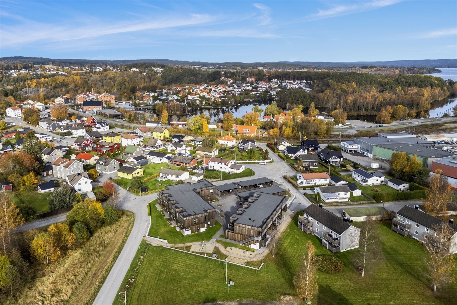 Herfra er det kort gange til dagligvarebutikk, restaurant og baker. Fine turområder i umiddelbar nærhet Galleribilde