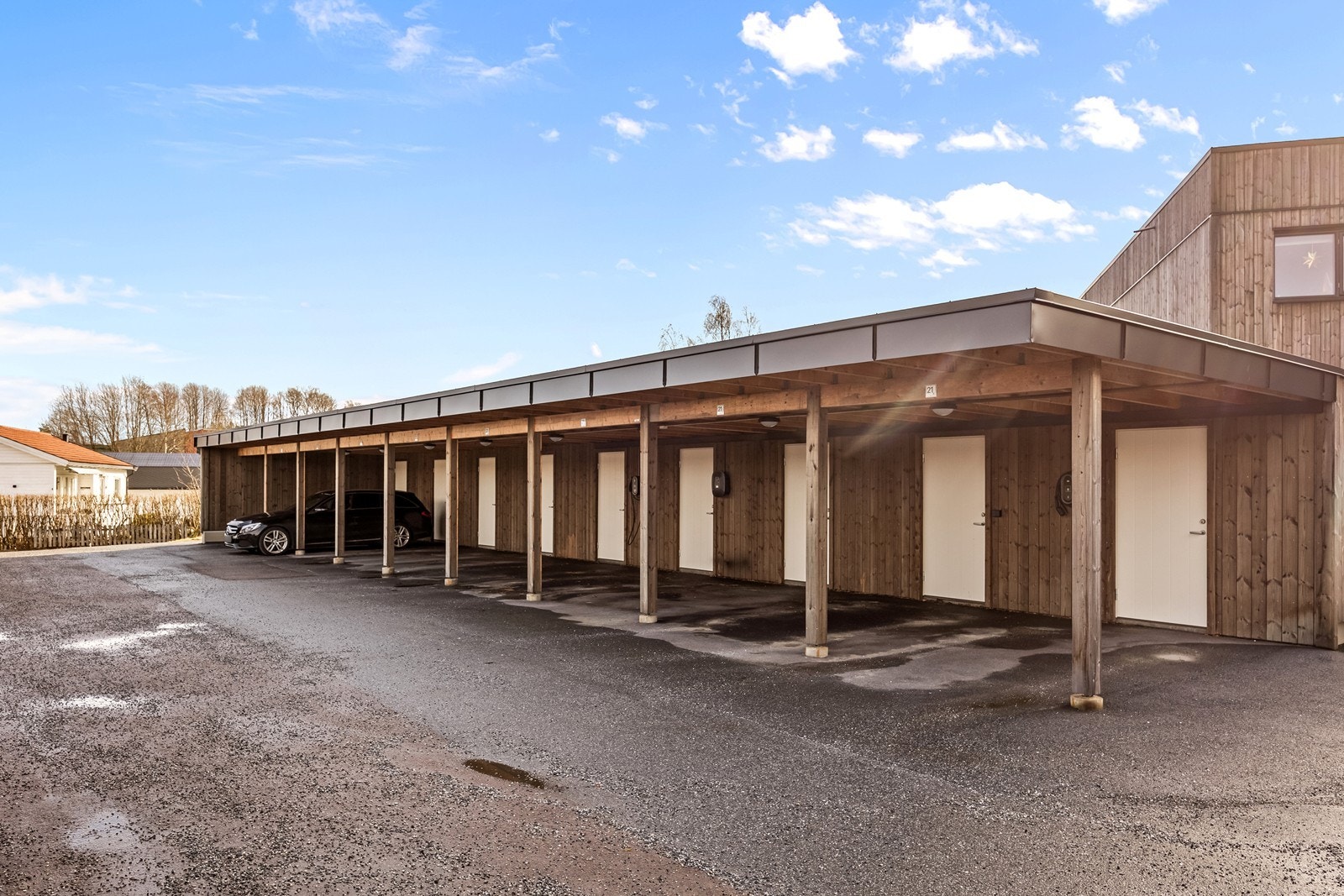 Medfølgende parkeringsplass i carport og sportsbod Galleribilde
