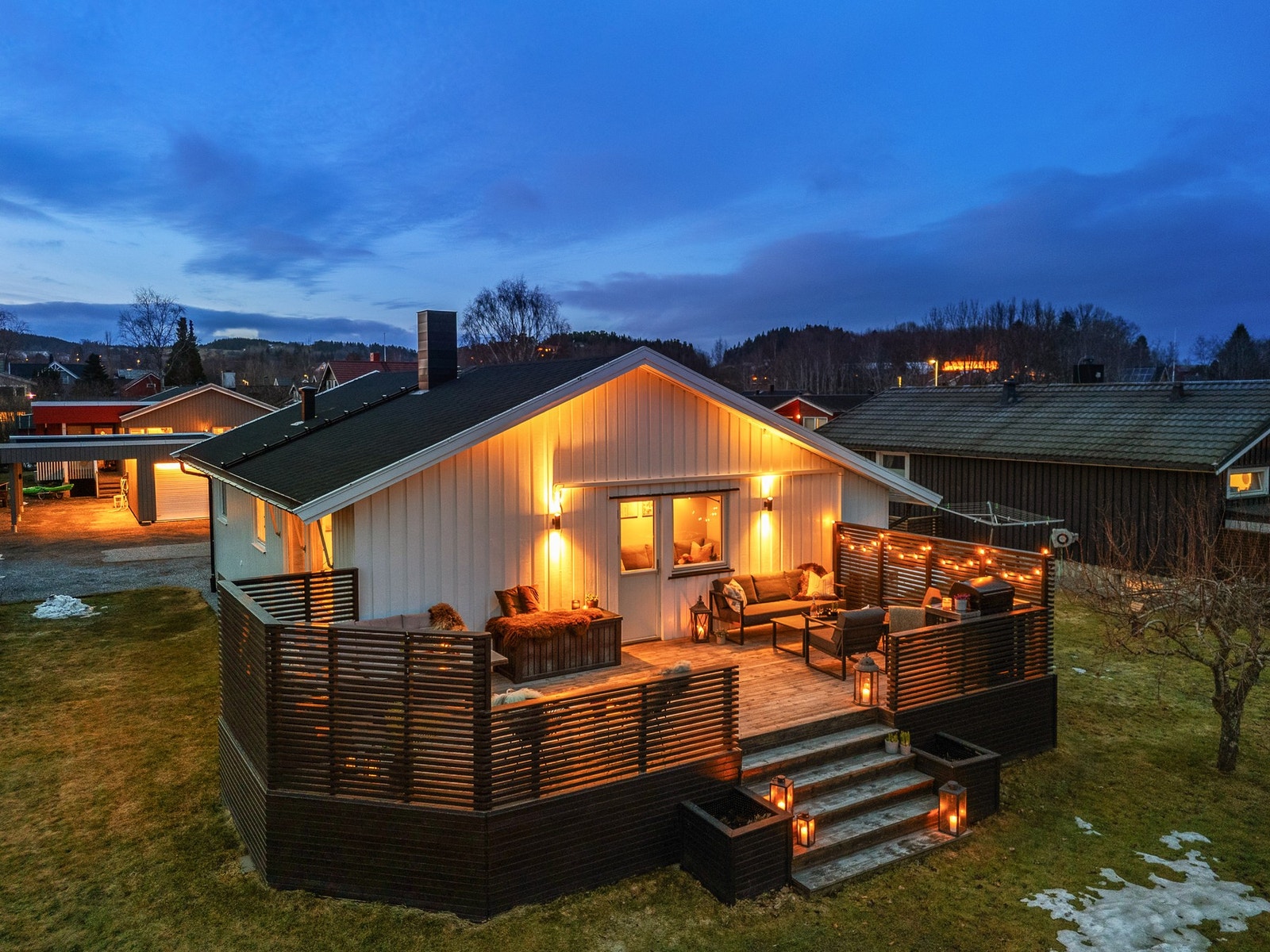 Romslig veranda med utgang fra stue. Galleribilde