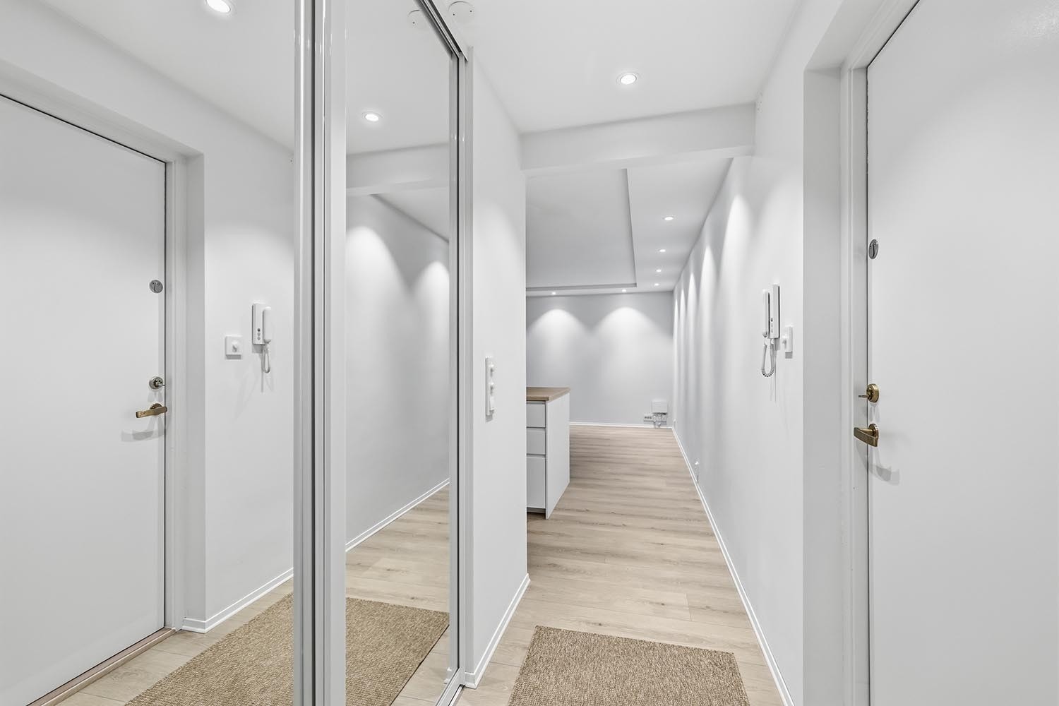 Romslig entré med god plass til å henge fra seg yttertøy. Galleribilde