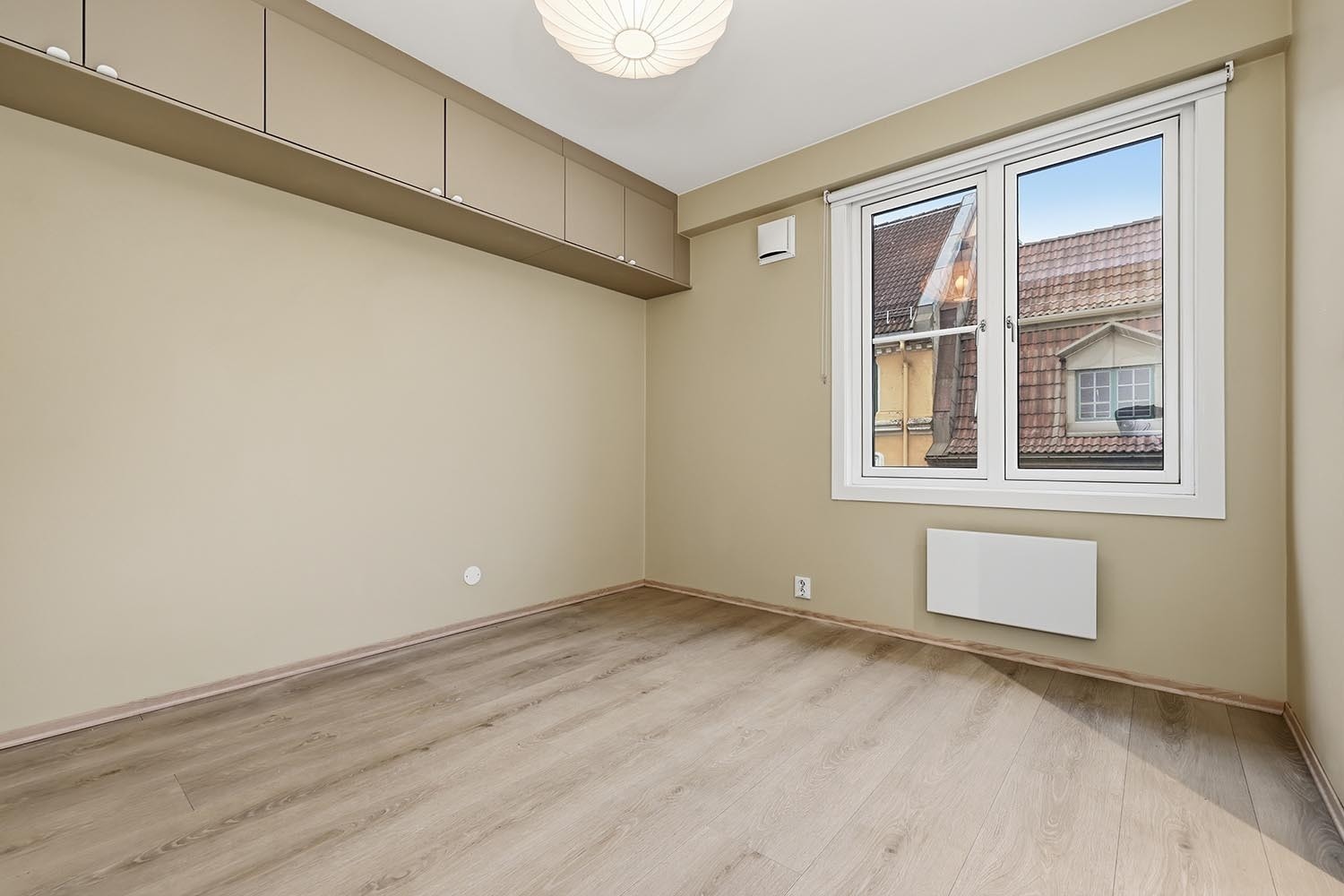 Soverom 1 med god plass til blant annet dobbeltseng. Integrerte overskap. Galleribilde