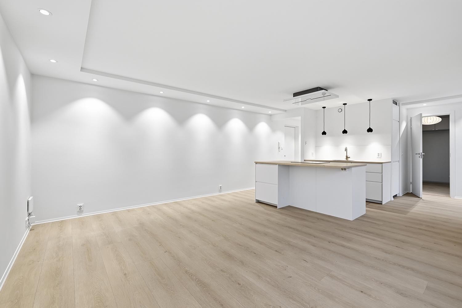 Stor og romslig stue med mange muligheter for innredning. Galleribilde