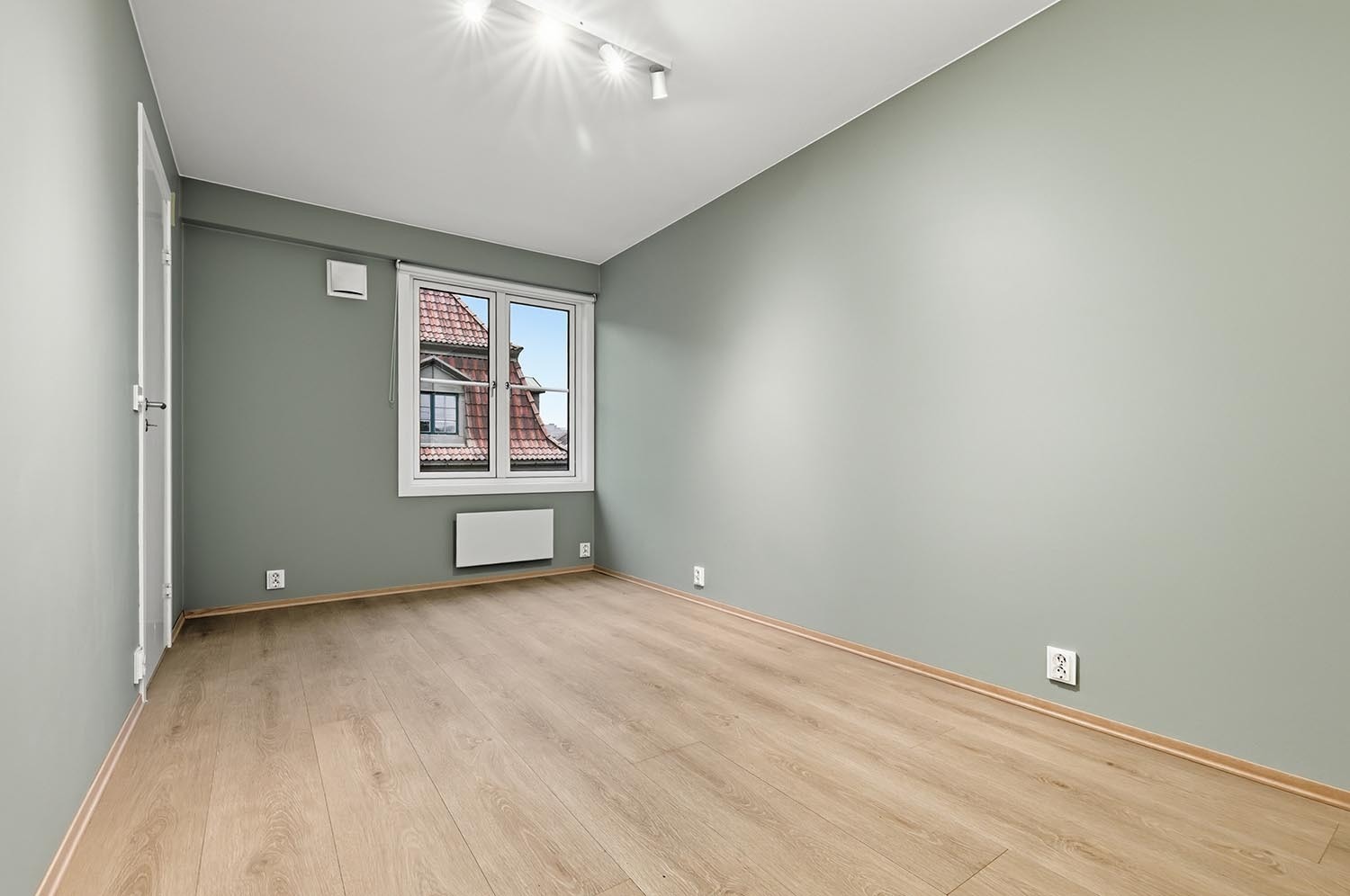 Soverom 2 med god plass til blant annet dobbeltseng. Galleribilde