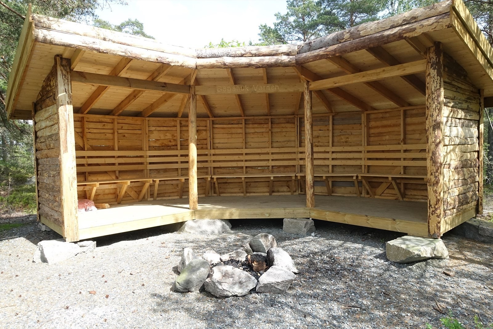 Gapahuk på Varden, i det idylliske nærområdet. Galleribilde