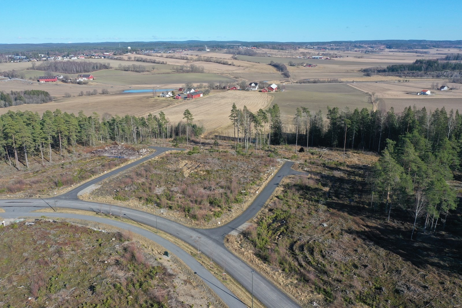 Tomtene ligger på toppen av Strømnesåsen, klare til utbygging. Galleribilde