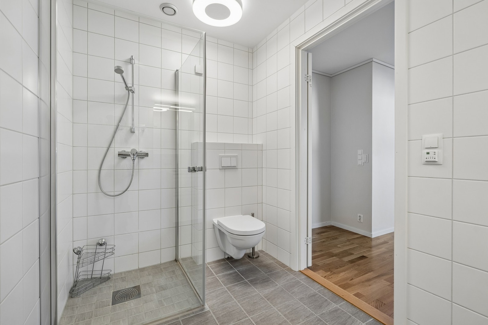 Vegghengt toalett og dusjvegger. Galleribilde