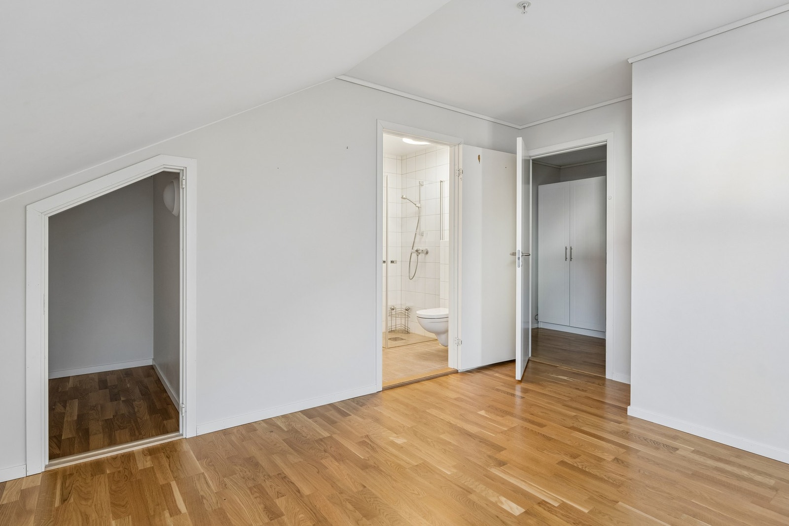 Parkett og malte, slette veggflater. Galleribilde