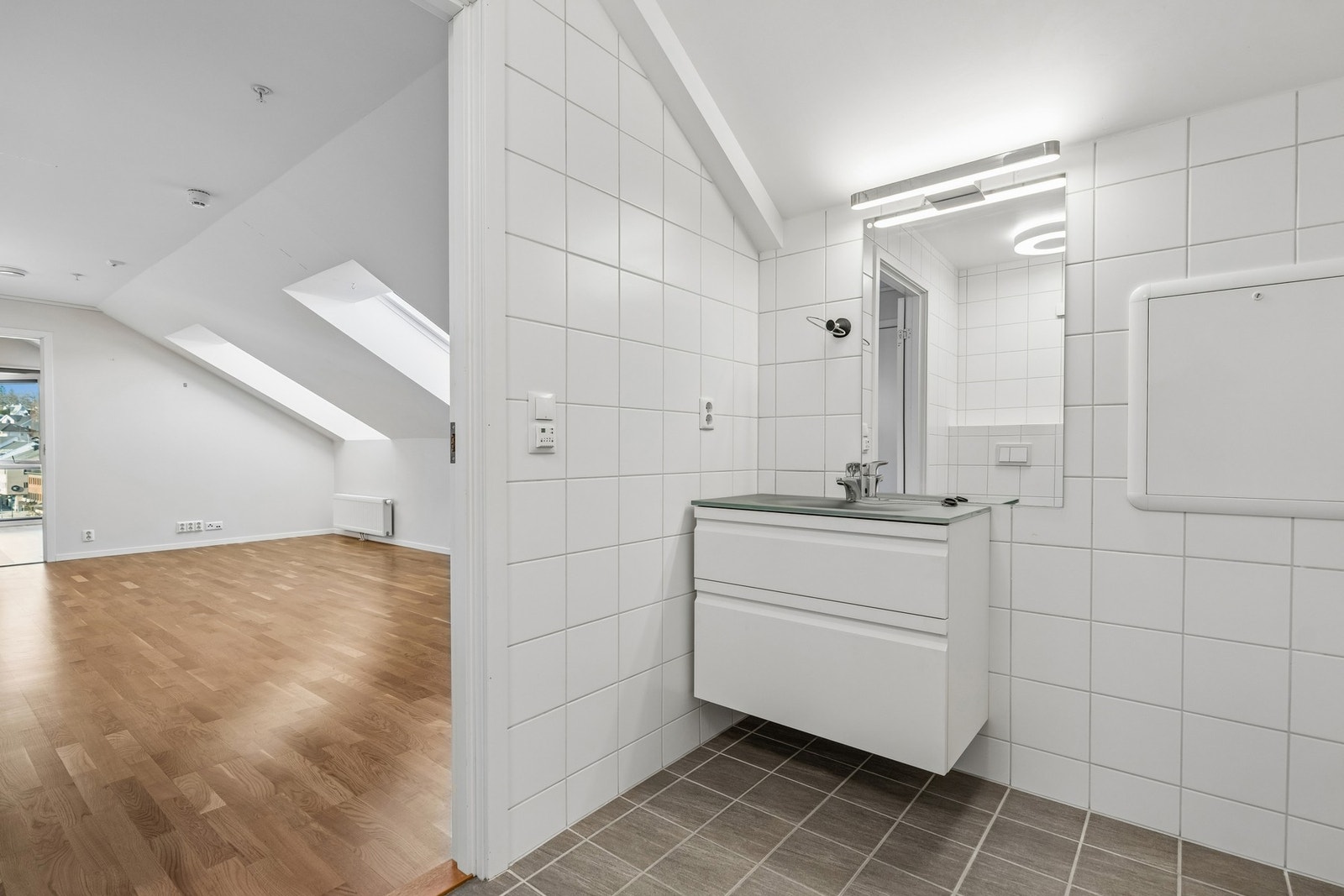 Badet har flislagt gulv med gulvvarme og flis på vegger . Galleribilde