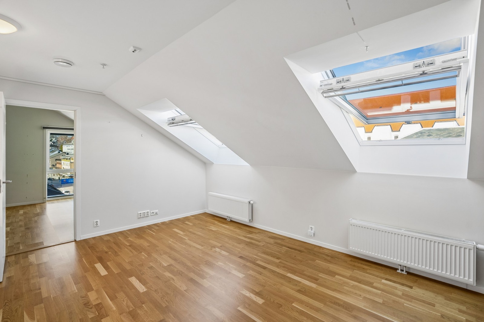 Skråtak som gir leiligheten karakter, sjarm og en lun atmosfære. Galleribilde