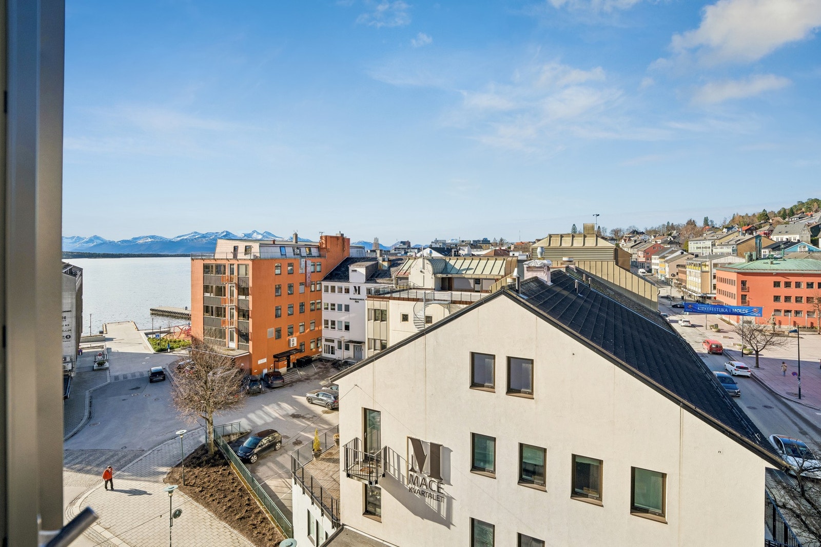 Leiligheten ligger midt i sentrum med utsikt mot syd. Galleribilde