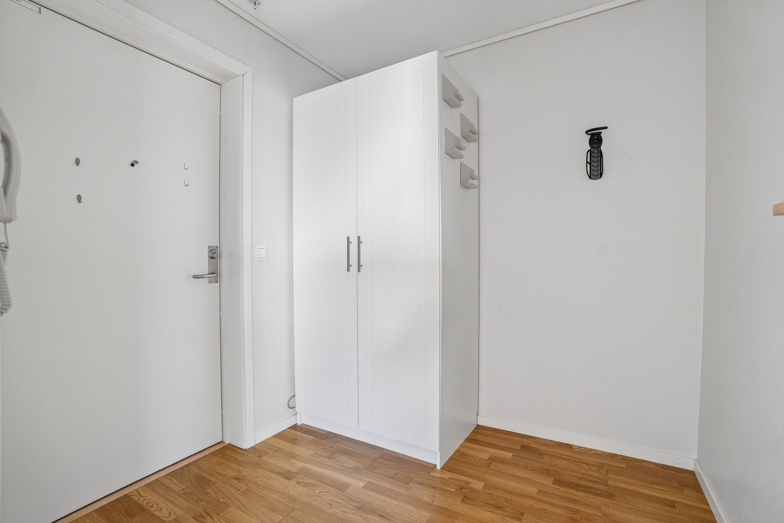 Entré - plass til å henge fra seg tøy og sette fra seg sko. Galleribilde