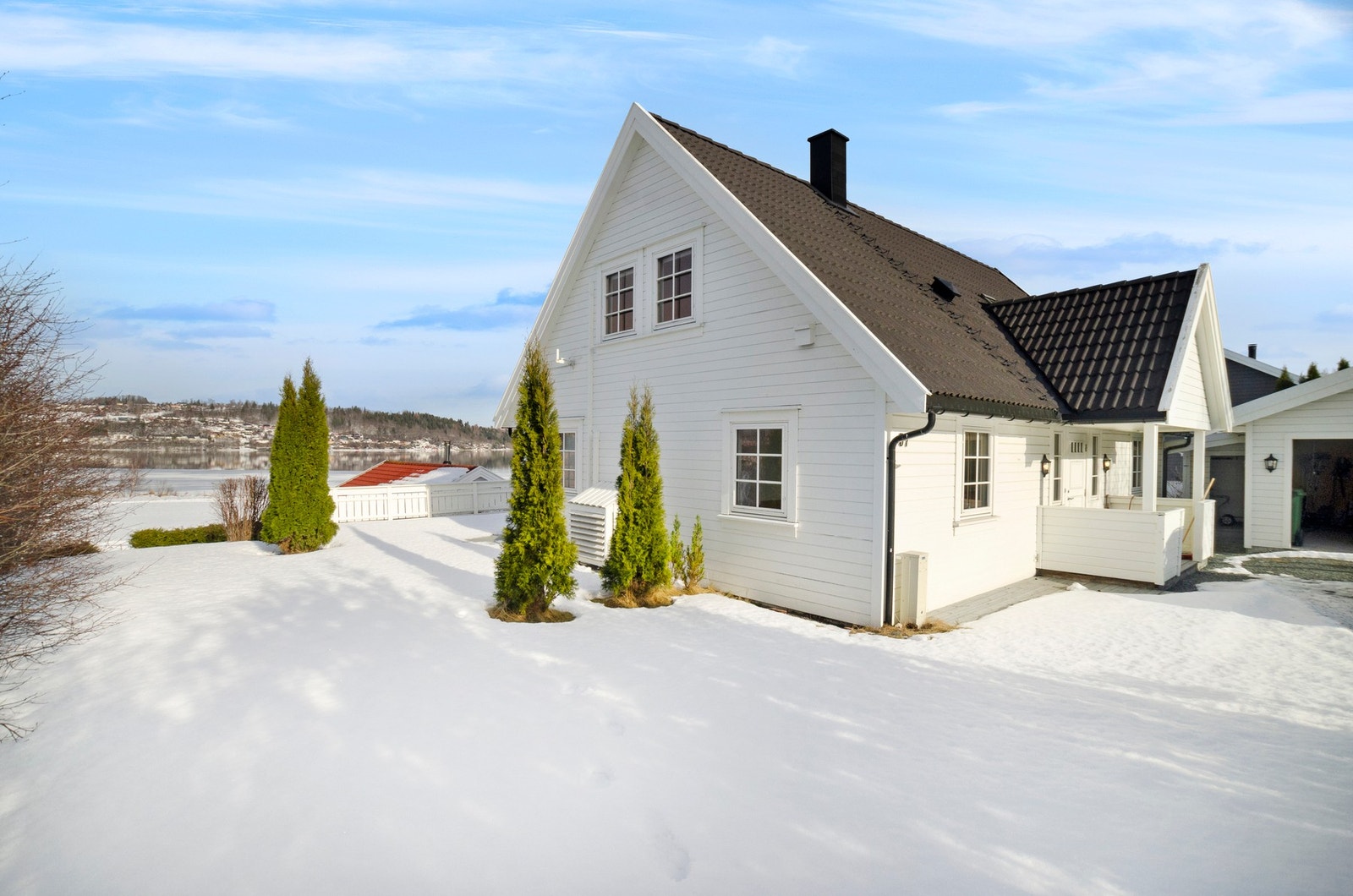 Meget gode solforhold. Gangavstand til Magneten kjøpesenter, og ca 4 km til Levanger sentrum med de fleste fasiliteter. Galleribilde