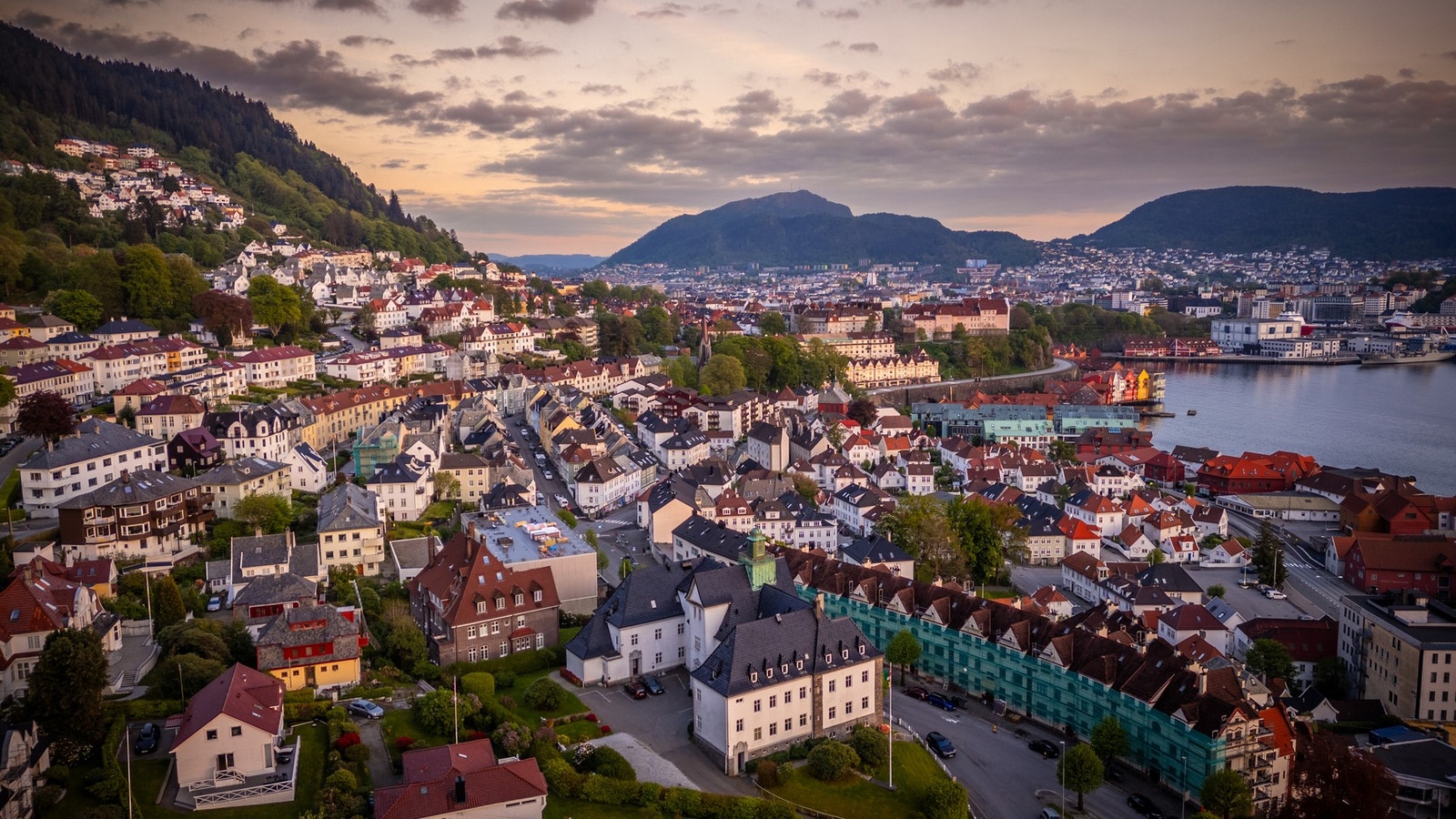 Ekregaten ligger fint til i Sandviken Galleribilde