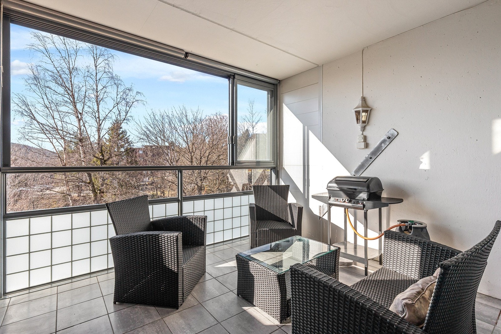 En luftig og familievennlig 4-roms leilighet på 91 m², med praktisk planløsning som gir store rom. Galleribilde