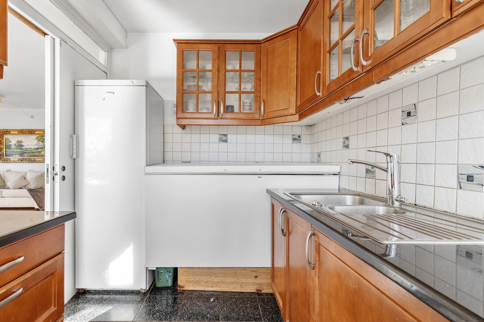 Benkeplaten har nedfelt vask og skyllekum, med fliser over benken. Galleribilde