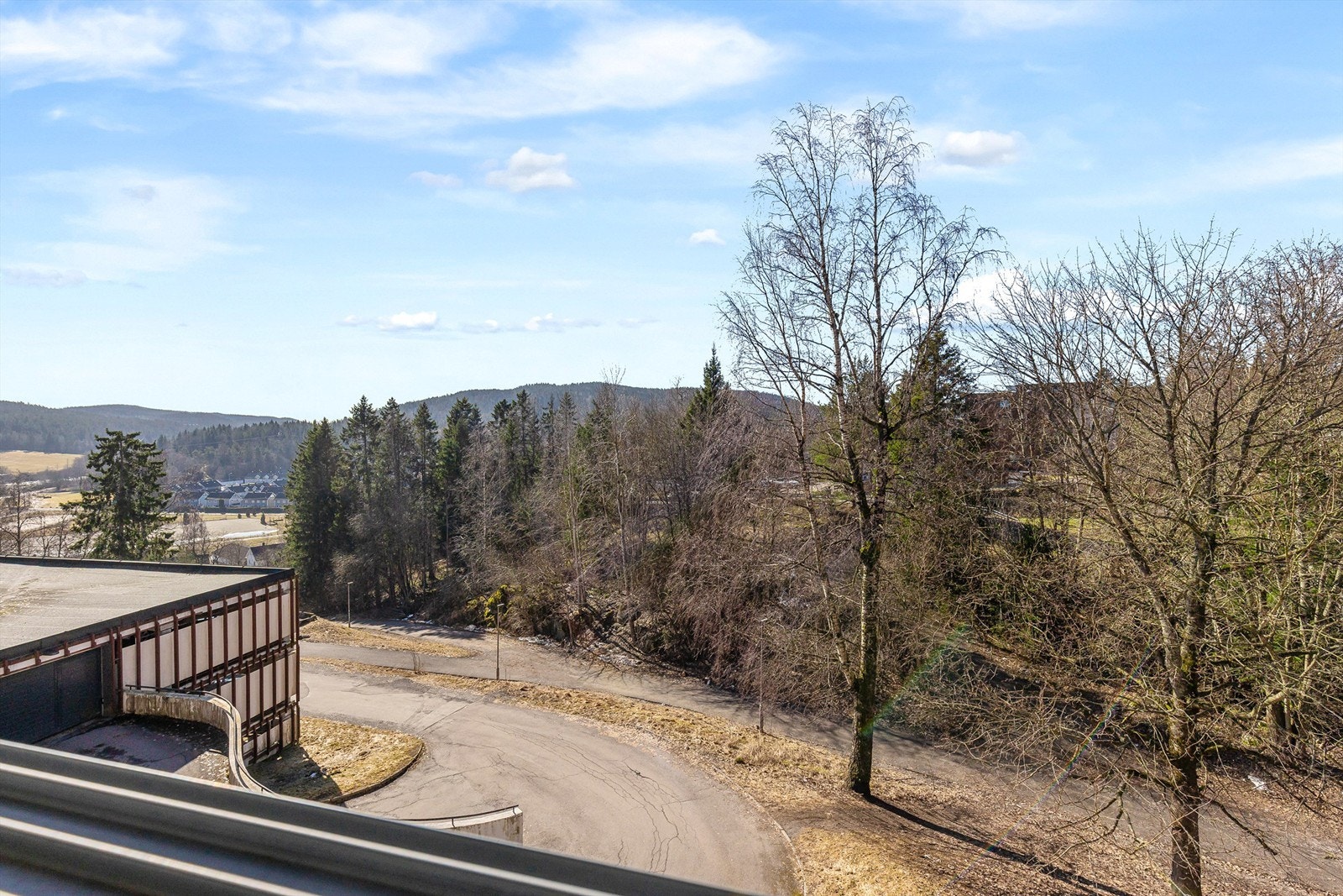 Grønt og frodig utsyn fra balkongen. Galleribilde