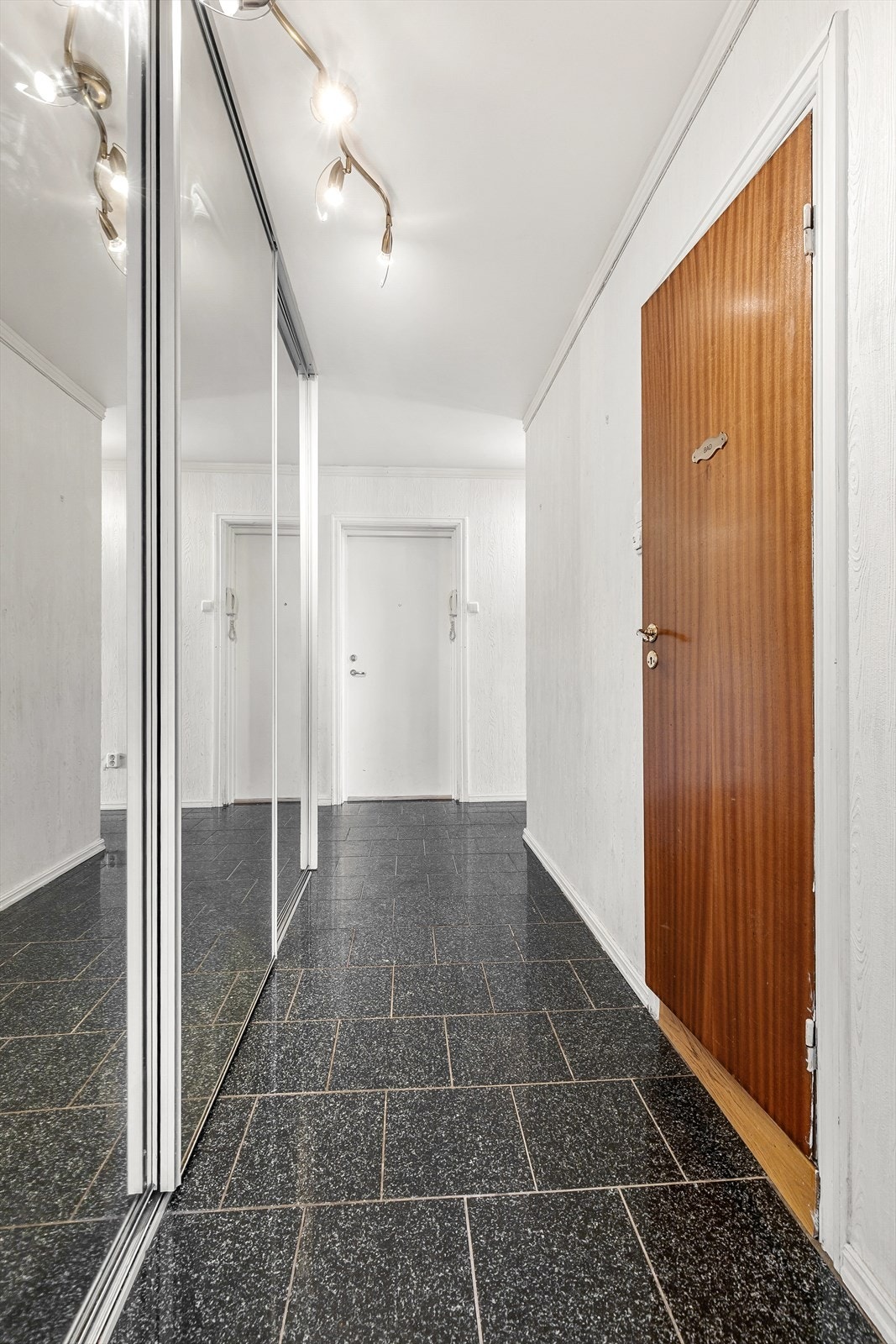 Velkomme inn! Entréen har flislagt gulv og en stor skyvedørsgarderobe med speilfronter som gir rikelig med oppbevaringsplass. Galleribilde