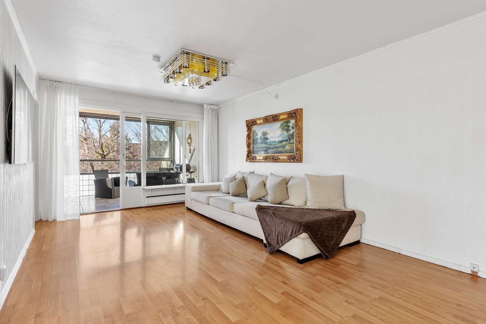 Det er rikelig med lysinnslipp fra store vindusflater som gir en herlig romfølelse. Fra stuen er det utgang til en romslig, innglasset balkong. Galleribilde