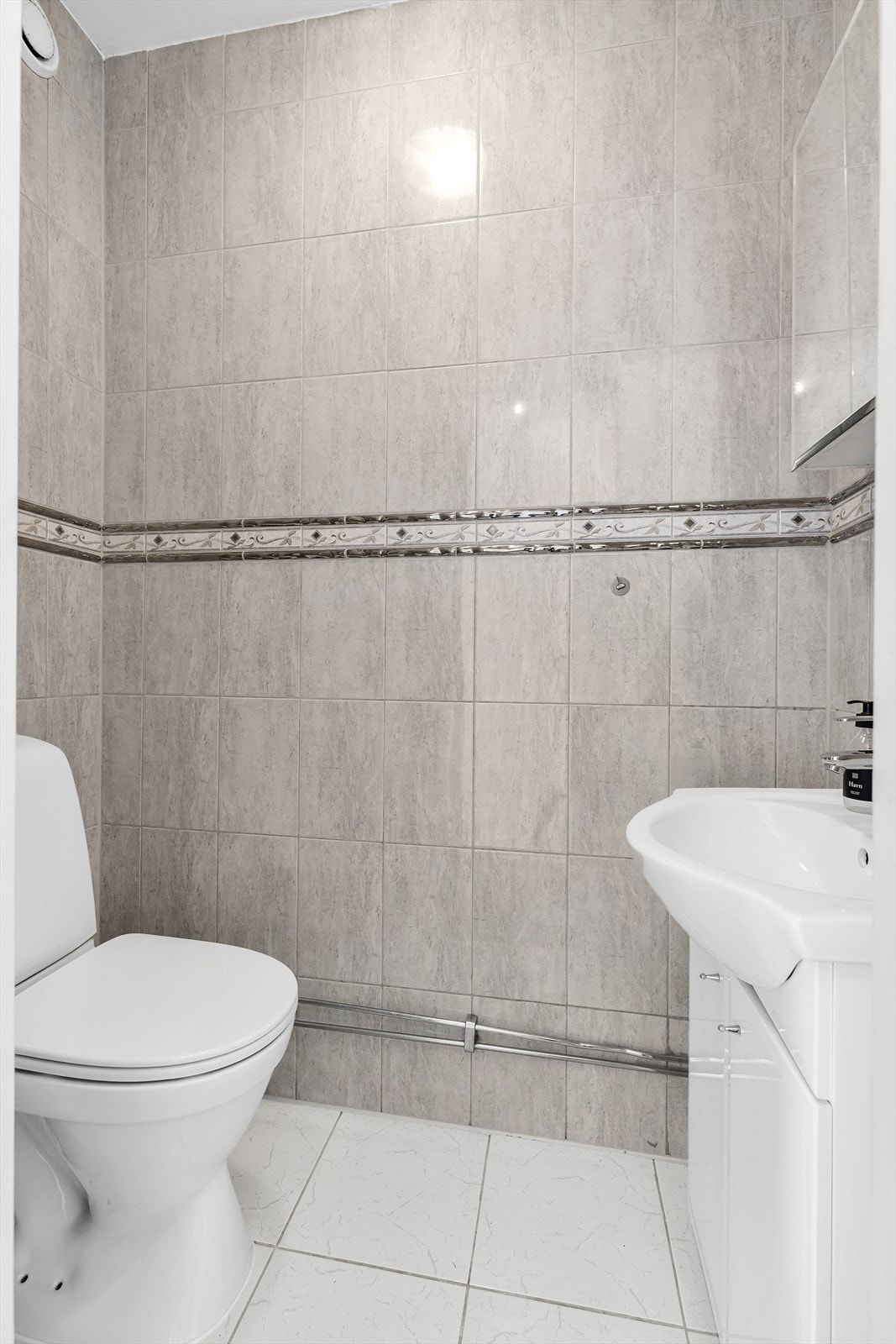 Praktisk, separat toalettrom med toalett og servant. Ifølge selger ble fliser, vask og toalett byttet i 2009. Galleribilde