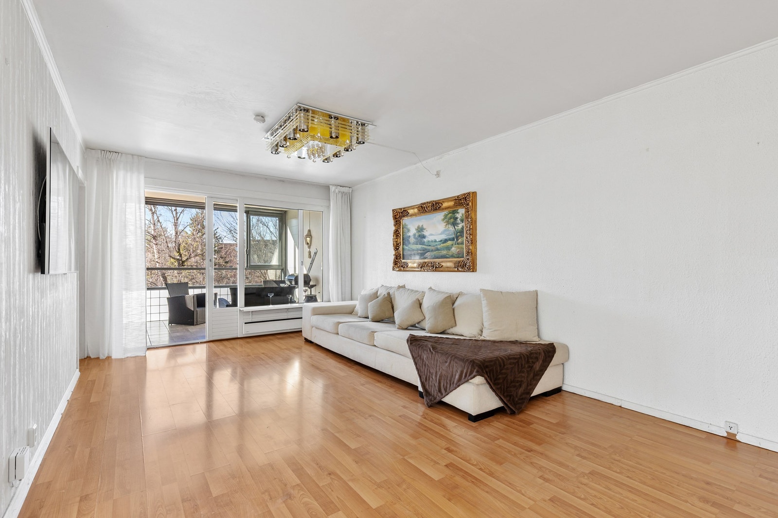 Leiligheten ligger i et barnevennlig og markanært område med gangavstand til det meste du har behov for. Galleribilde